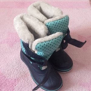 Girls polka dot snow boots!